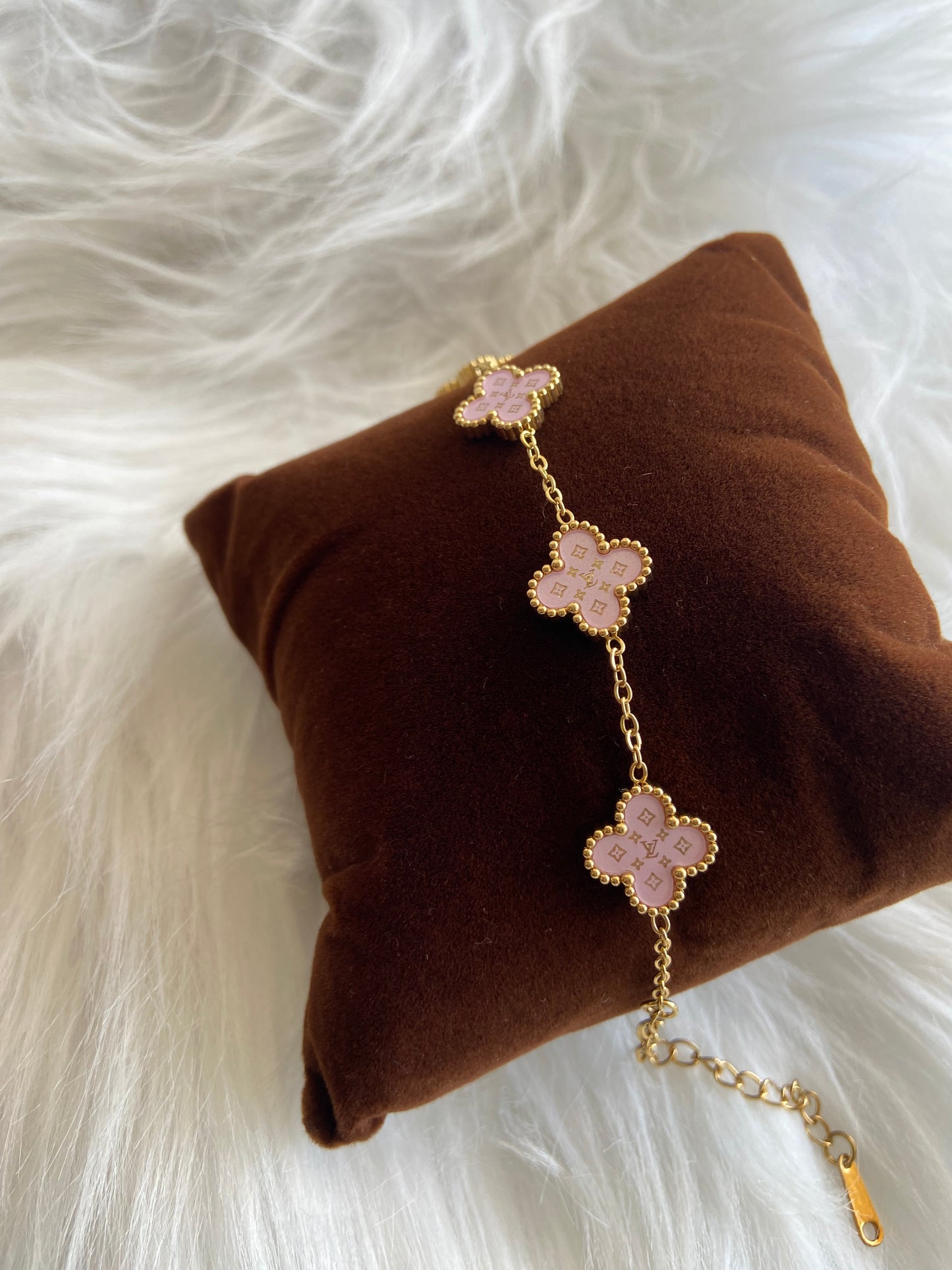 Bracelet van cleef Rose clair à strass Louis V.