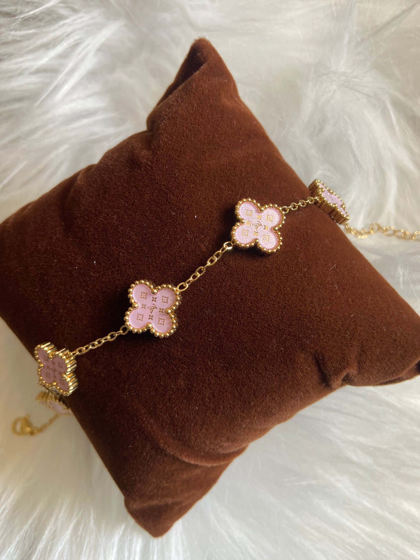 Bracelet van cleef Rose clair à strass Louis V.