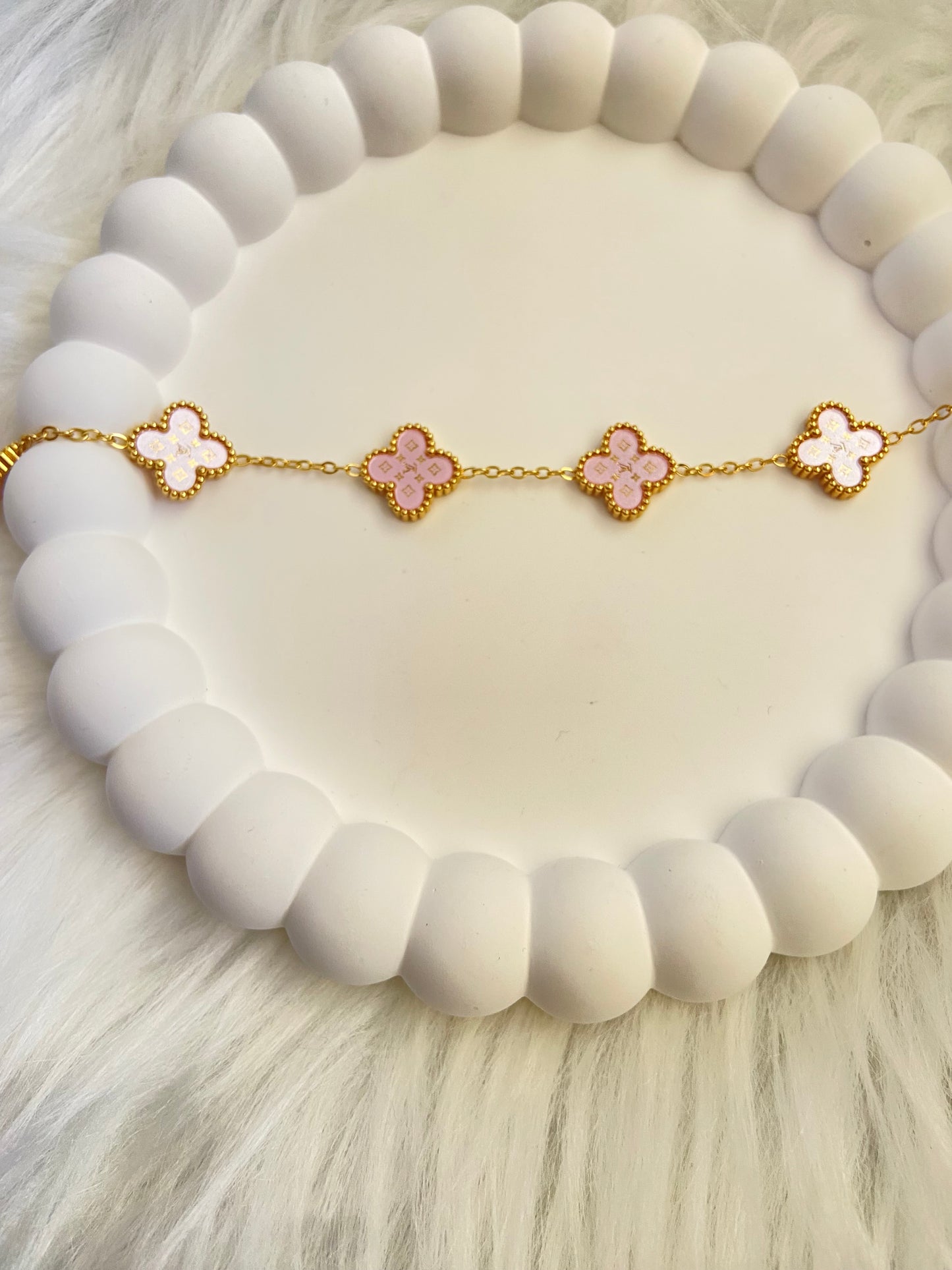 Bracelet van cleef Rose clair à strass Louis V.