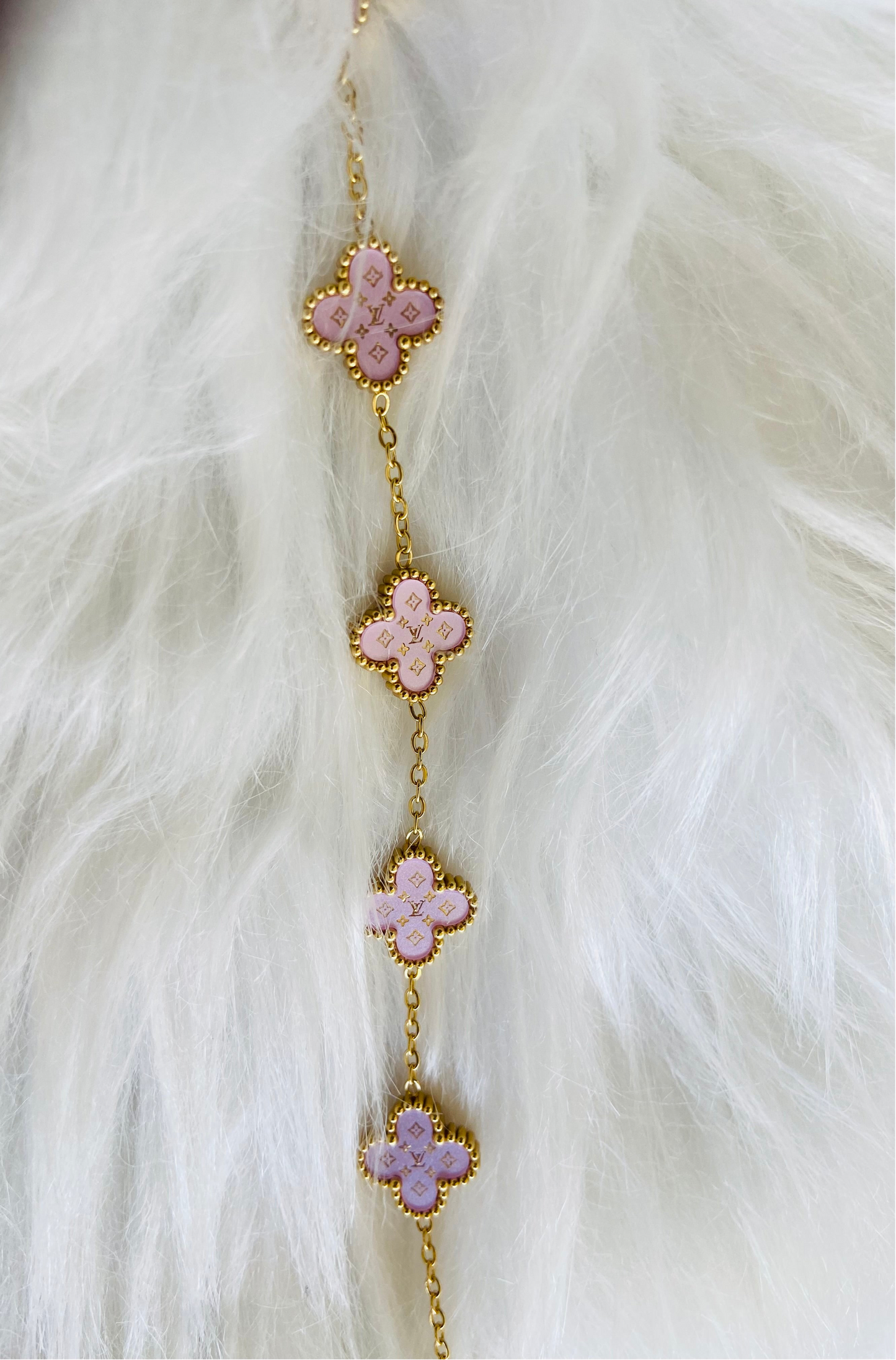 Bracelet van cleef Rose clair à strass Louis V.