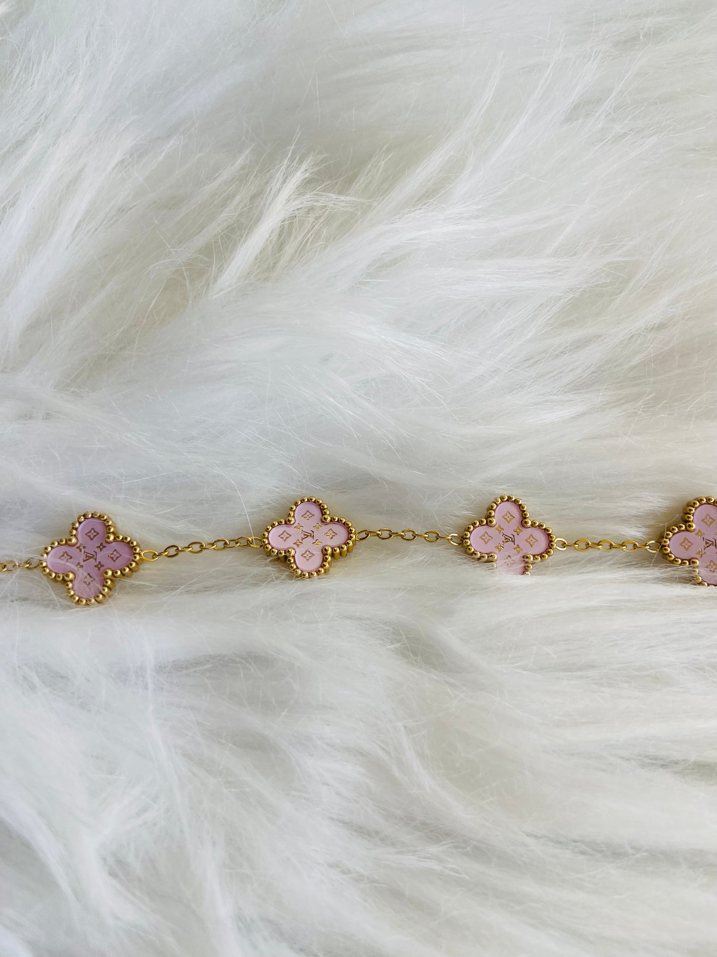 Bracelet van cleef Rose clair à strass Louis V.