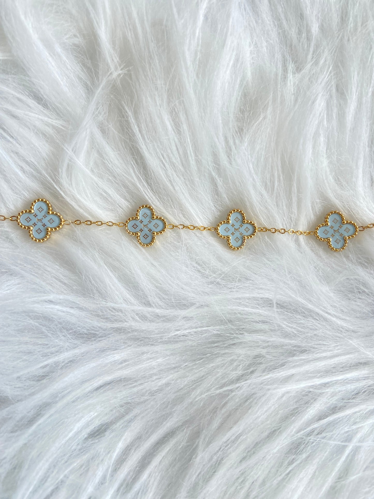 Bracelet van cleef bleu clair à strass L.V.