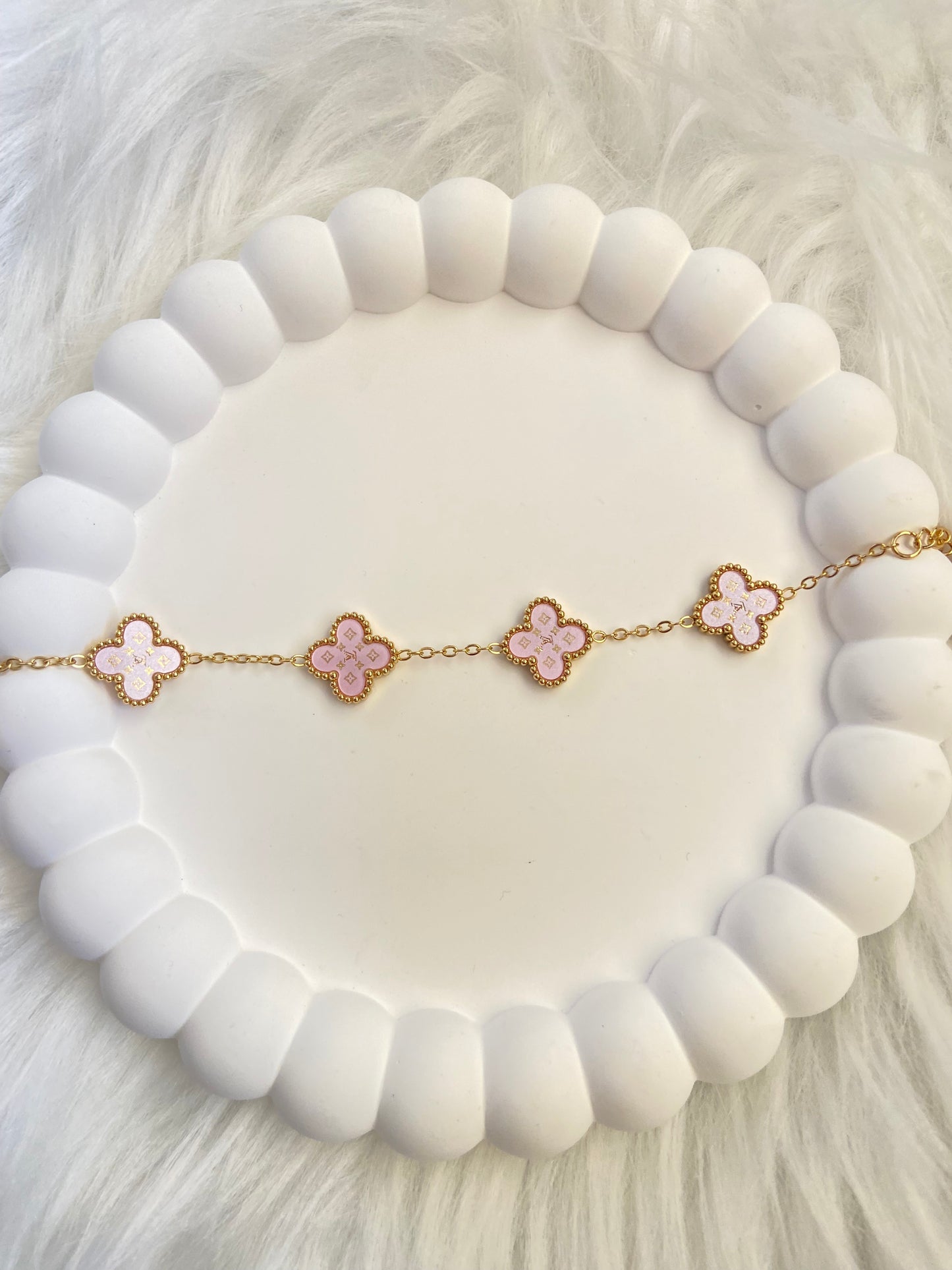 Bracelet van cleef Rose clair à strass Louis V.